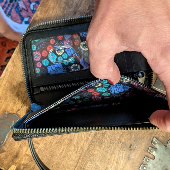 Marc Jacobs Disney Alice in Wonderland Wristlet - Picture 7 of 16